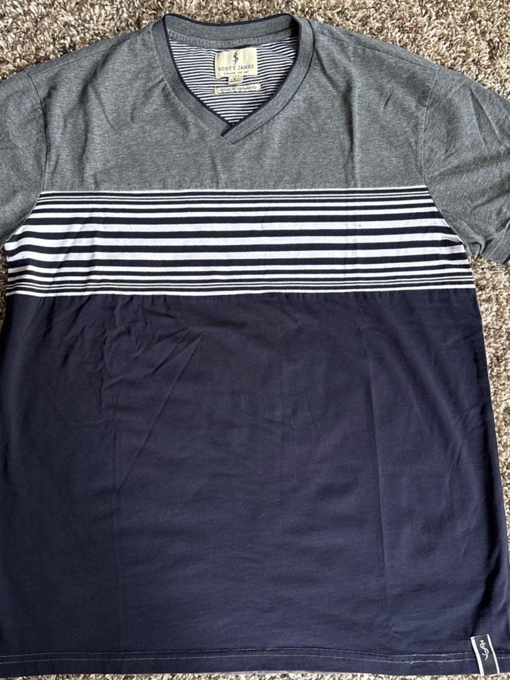 Scott James Men's Gray & Navy Short-Sleeve V-Neck Stripe Panel Tee